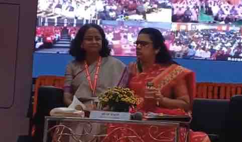 नागपुर: केंद्रीय मंत्री नितिन गडकरी की मौजूदगी में मंच पर दो डाक अधिकारियों का ‘शीत युद्ध’, कोहनी से मारा धक्का-काटी चिकोटी, वीडियो वायरल