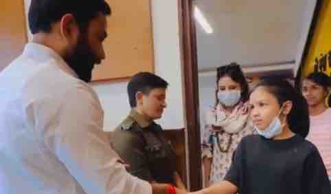 हरिद्वार में आस्था की डुबकी: साक्षी-जीवा धोनी ने मां गंगा का लिया आशीर्वाद, बेटी का ‘नेचुरलिस्ट’ बनने का सपना वाला वीडियो वायरल