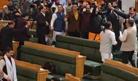 जम्मू-कश्मीर विधानसभा में हंगामा: विपक्ष के विधायकों ने बाढ़ प्रभावितों के मुद्दे पर चर्चा की मांग को लेकर हंगामा