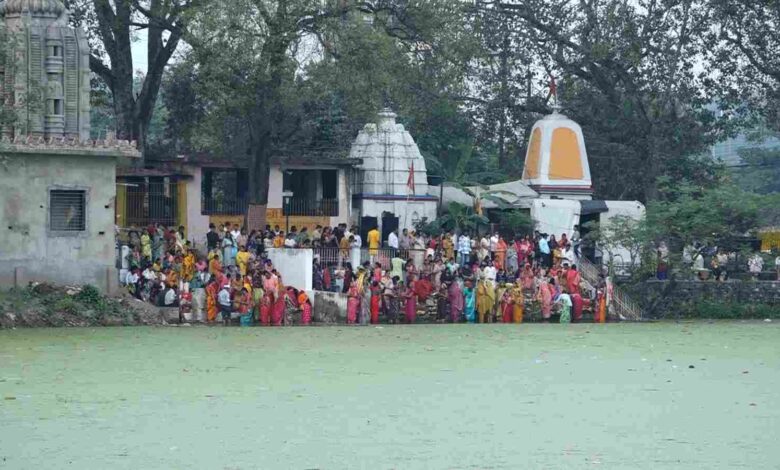 अस्तागत सूर्य को अर्घ्य देने छठ घाटों में उमड़ा आस्था का सैलाब