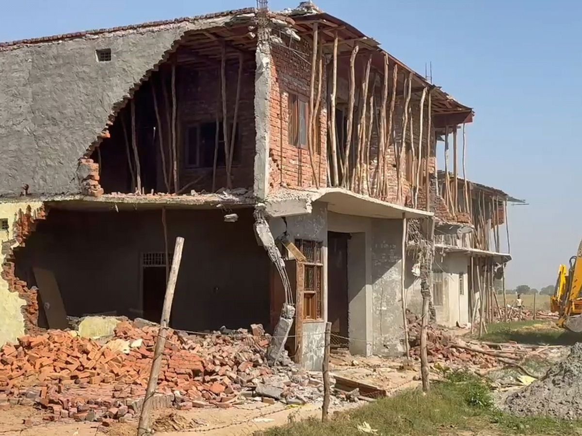 जेवर एयरपोर्ट के पास अवैध निर्माण रोकने को 100 से ज्यादा लोगों पर केस करेगा प्रशासन, पुलिस को भेजी तहरीर