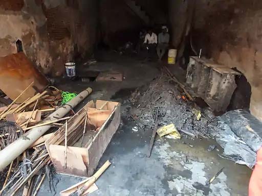 जूते के शोरूम में लगी भीषण आग, लाखों का सामान जलकर खाक