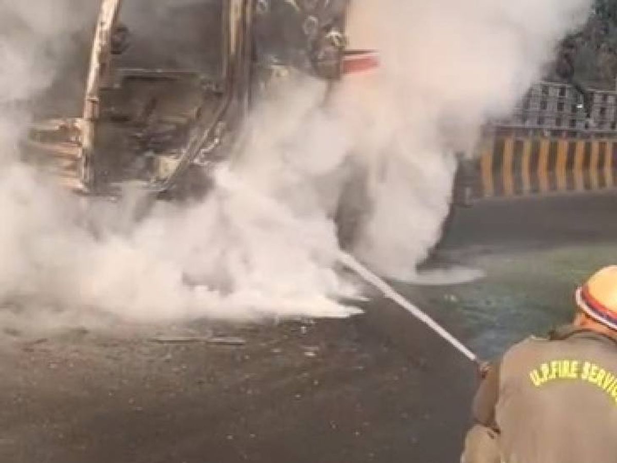 नोएडा गोल्फ कोर्स मेट्रो स्टेशन के पास धू धूकर जली गाड़ी, 20 मिनट में पाया काबू