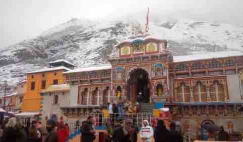 बद्रीनाथ धाम में नवंबर की पहली बर्फबारी, मंदिर सफेद चादर से ढका; लाखो श्रद्धालुओं ने किए दर्शन, 25 नवंबर को बंद हों जाएँगे कपाट