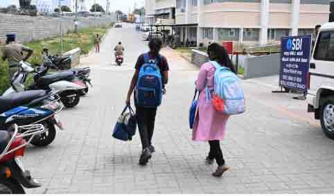 हॉस्टल के बाथरूम में मिला हिडेन कैमरा