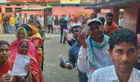 दूसरा चरण में जोरदार मतदान, लोकतंत्र का महापर्व चरम पर