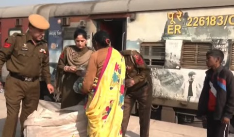 बढ़ते खतरे को लेकर रेलवे स्टेशन पर जम्मू-कश्मीर पुलिस ने की सुरक्षा जाँच