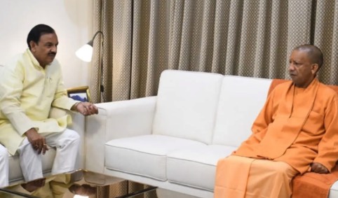 सांसद की माता के निधन पर सांसद से मिले सीएम योगी आदित्यनाथ