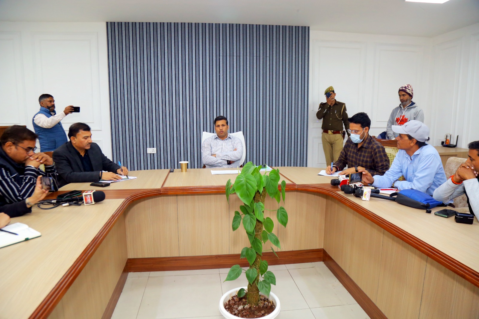 डीएम रविन्द्र कुमार मांदड़ ने मतदाता सूची के विशेष पुनरीक्षण में तेजी लाने के दिए निर्देश