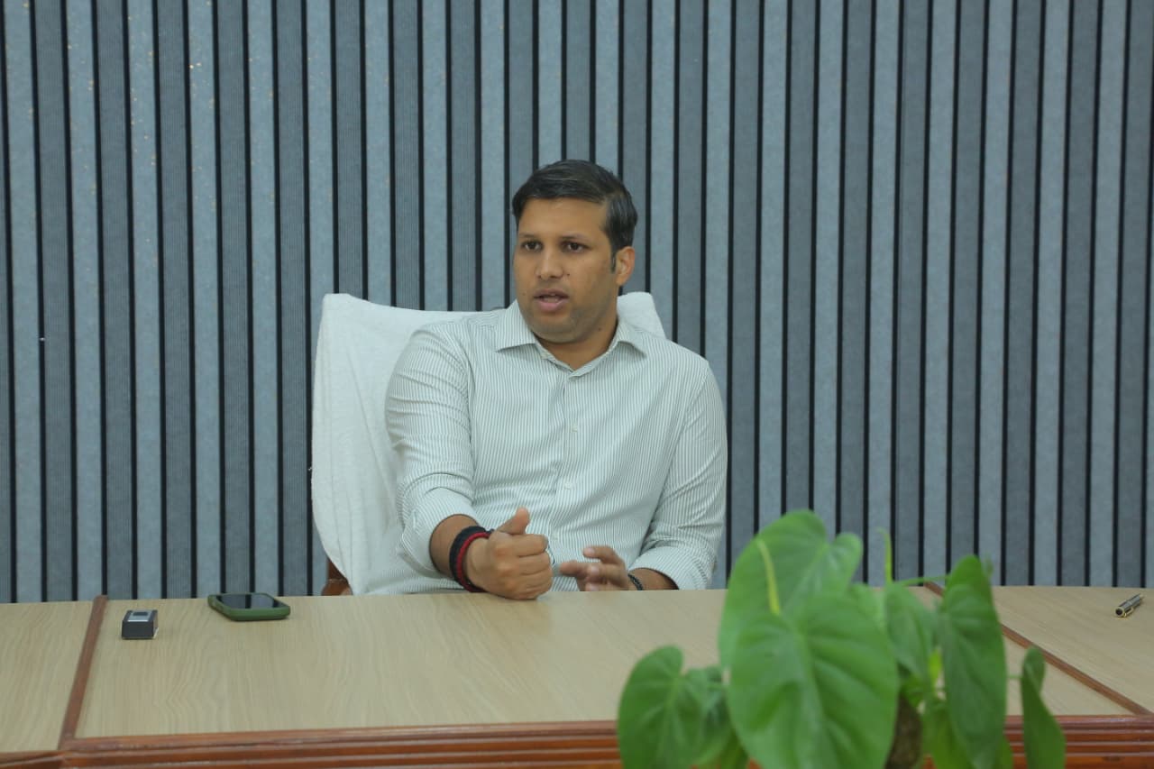 डीएम ने विशेष प्रगाढ़ पुनरीक्षण में लापरवाही पर निर्वाचन आयोग की नाराजगी