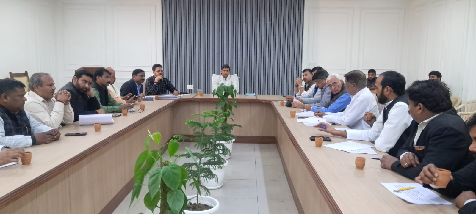 डीएम रविन्द्र कुमार मांदड की अध्यक्षता में राजनैतिक दलों के साथ विशेष प्रगाढ़ पुनरीक्षण-बैठक संपन्न