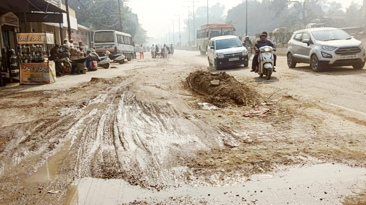 आरओबी निर्माण कार्य से राहगीरों और वाहन चालकों की मुश्किलें बढ़ीं 