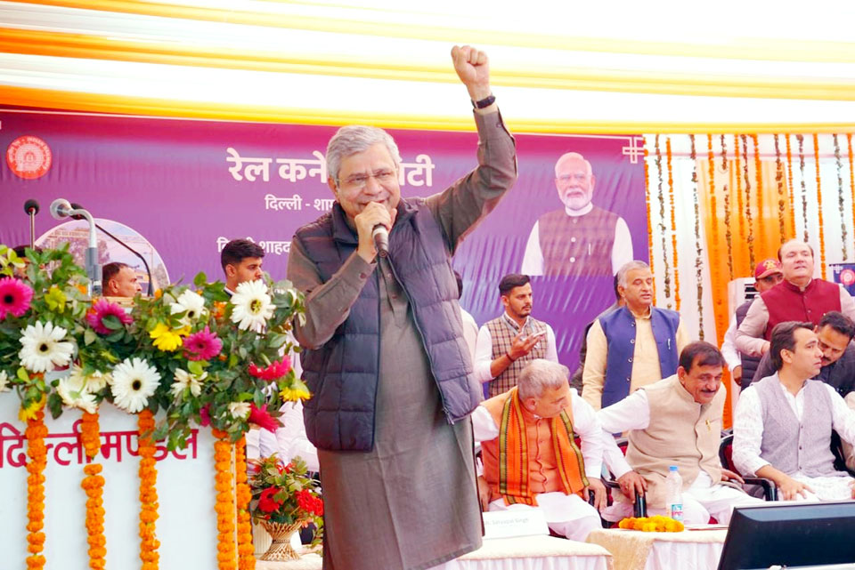 बड़ौत रेलवे स्टेशन से केंद्रीय रेल मंत्री ने दो नई मेमू ट्रेनों को दिखाई हरी झंडी