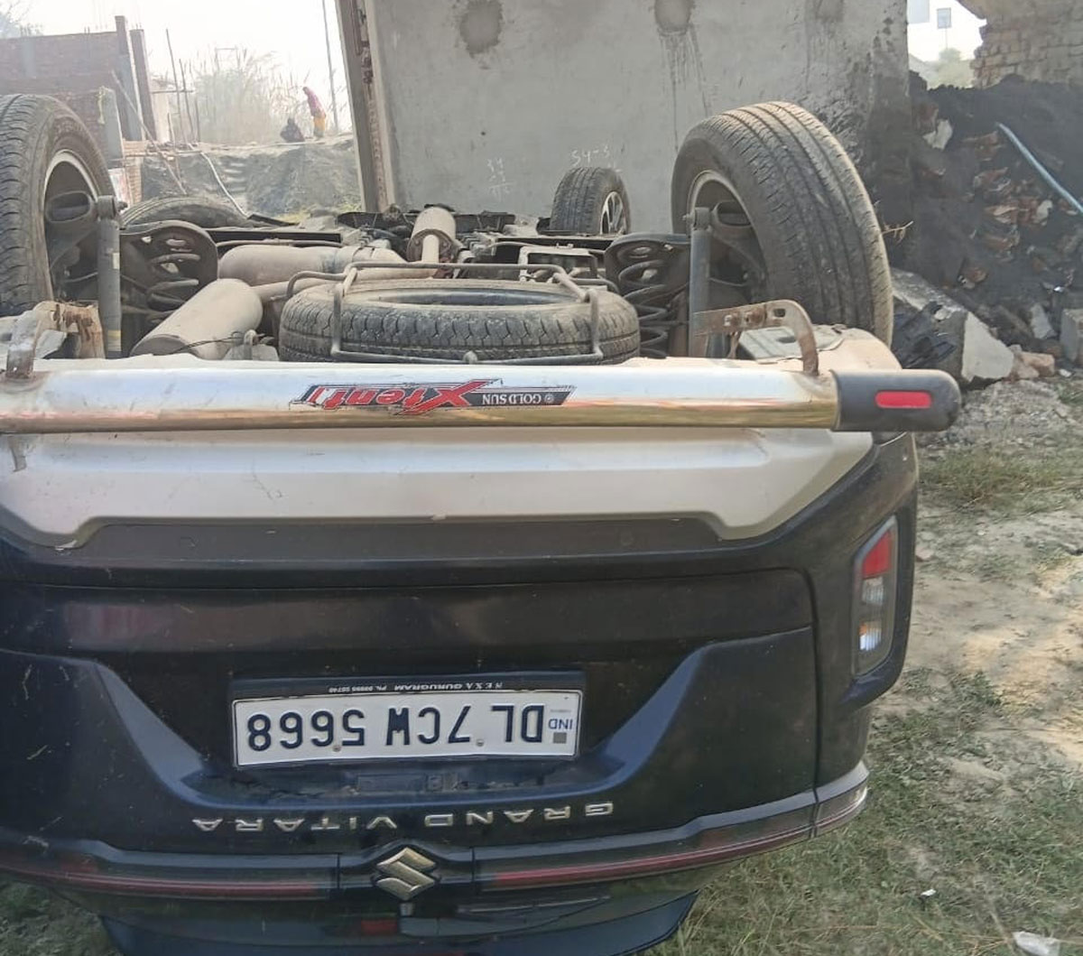 मंदिर की दीवार से टराई ग्राड विटारा गाड़ी, डाक्टर की मौत