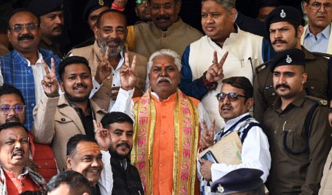 जब चाचा ने भतीजे को कहा, ‘अरे खड़े हो ना भाई’