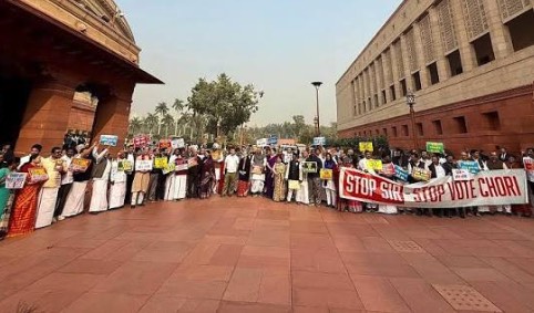 संसद शीतकालीन सत्र: विपक्ष नए श्रम संहिताओं के खिलाफ संसद के बाहर प्रदर्शन