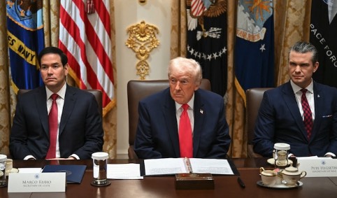 ट्रंप प्रशासन: हेगसेथ का नाव हमले पर बयान, मानवाधिकार विवाद तेज