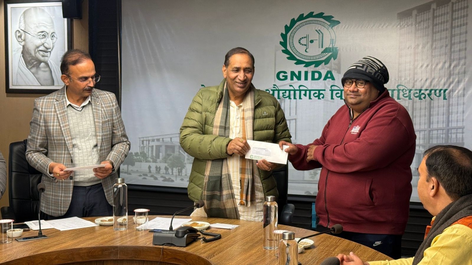 Greater Noida: आबादी भूखंडों का आवंटन पत्र मिलते ही खिले किसानों के चेहरे, दादरी विधायक तेजपाल नागर बोले...