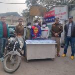 नोएडा की फेज-1 थाना पुलिस ने दिल्ली-एनसीआर में राह चलते लोगों से मोबाइल फोन छीनने वाले गिरोह के तीन बदमाशों को रविवार देर रात गिरफ्तार करने का दावा किया