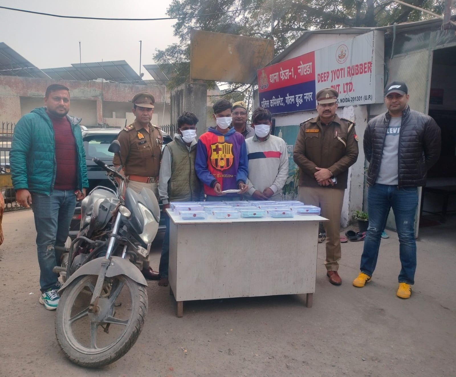 नोएडा की फेज-1 थाना पुलिस ने दिल्ली-एनसीआर में राह चलते लोगों से मोबाइल फोन छीनने वाले गिरोह के तीन बदमाशों को रविवार देर रात गिरफ्तार करने का दावा किया