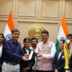 महाराष्ट्र के मुख्यमंत्री देवेंद्र फडणवीस ने हाल ही में पहला T20 ब्लाइंड क्रिकेट वर्ल्ड कप जीतने वाली इंडियन ब्लाइंड विमेंस क्रिकेट टीम से अपने ऑफिस में मुलाकात