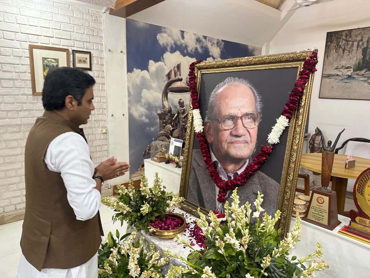 Noida News: MLA Pankaj Singh paid emotional tribute to Padma Bhushan Ram Sutar