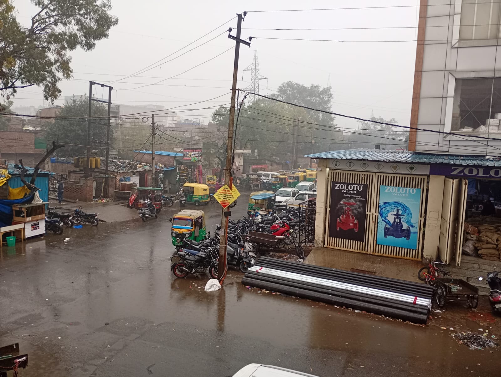 Weather Alert: मूसलाधार बारिश से दिल्ली-नोएडा के मौसम ने ली करवट, प्रदूषण भी होगा गायब