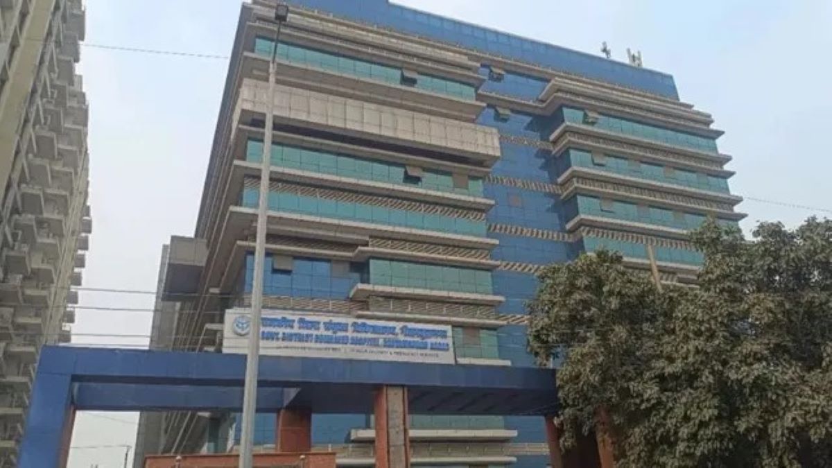 Noida district hospital oncall doctor absent