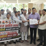 ग्रेटर नोएडा में यूपीसीडा कार्यालय पर करप्शन फ्री इंडिया का हल्ला बोल, प्रदूषण और मकानों के नोटिस का विरोध